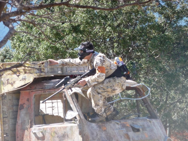 Jugador encima del camion